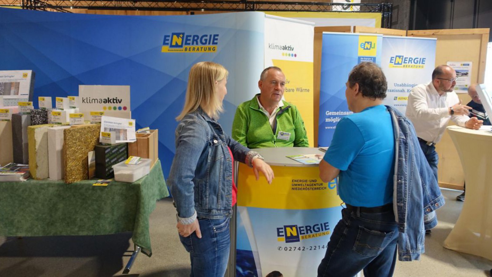 Energieberater berät Familie auf der Messe Wieselburg