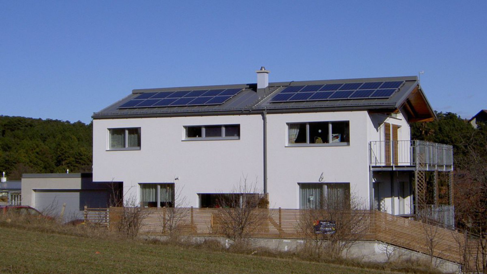 Wohnhaus mit PV-Anlage, wo bestehende Dachneigungen genutzt wurden. 